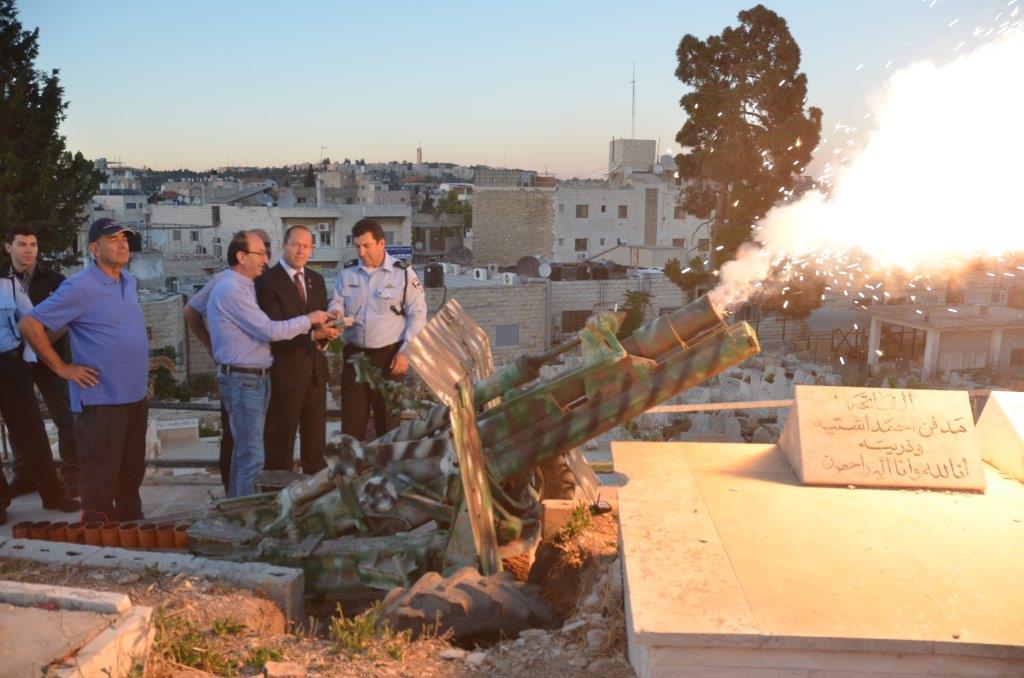 Jlem Mayor Barkat fires the Ramadan cannon