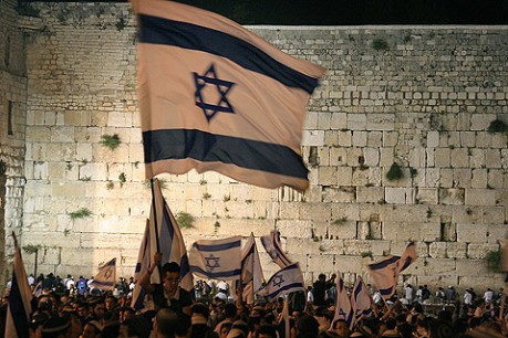Banderas israelíes en el Muro Occidental