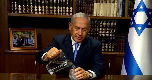 Bibi sirve agua