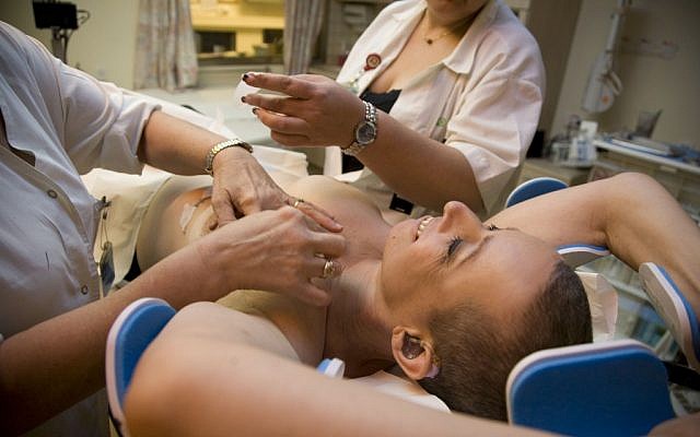 Un ultrasonido de mano podría facilitar la detección del cáncer de mama