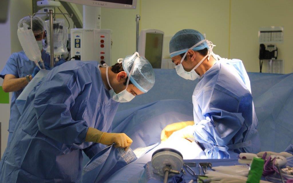 Dr.-Abed-Khalaileh-performing-transplant-1024×640