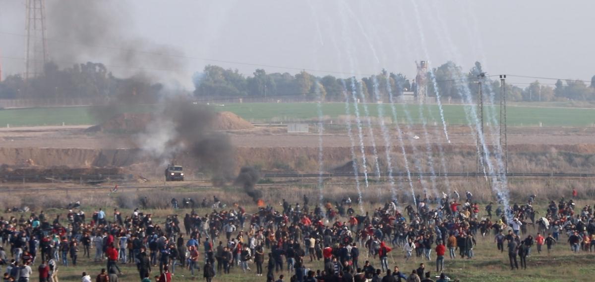 Israeli_soldiers_fire_at_Palestinian_protesters_by_perimeter_fence_northern_Gaza_29_Dec_2017