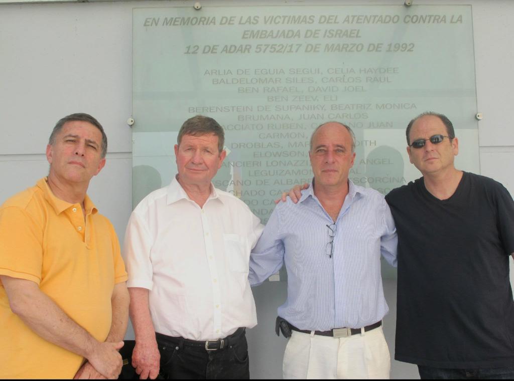 Carmon,  Reguev, Daniel Berliner y Daniel Biran (embajador de República Dominicana), en el edificio de la Amia durante el aniversario por los 20 años del Atentado a la Embajada de Israel en Buenos Aires. Marzo 2012