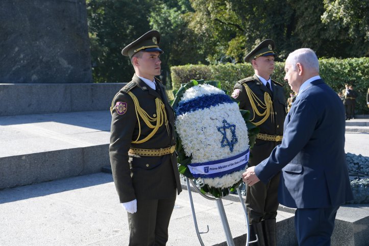 PM Netanyahu lays wreath at the Tomb of the Unknown Soldier in Kiev