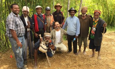 Golan-Levi-of-MyHeritage-with-native-peoples-in-Konom-the-highlands-of-Papua-New-Guinea.-Photo-Tamar-Friedland1