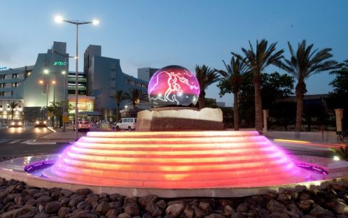 Globe_fountain_Beersheve-688×432