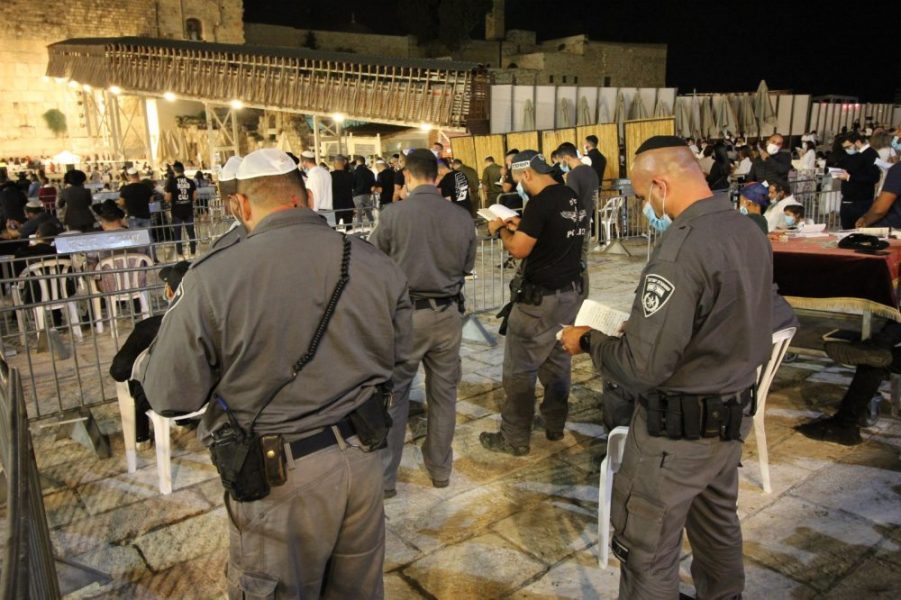 סליחות ראשונות בקפסולות בכותל המערבי (1)