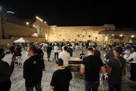 סליחות ראשונות בקפסולות בכותל המערבי (3)