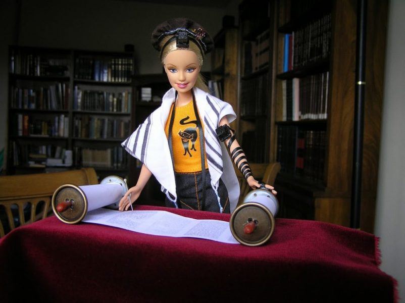 Barbie-Reads-Torah