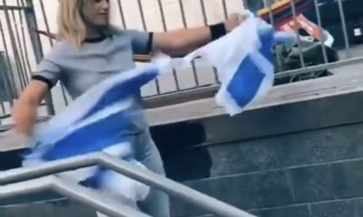 Mujer rompe bandera israelí