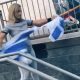 Mujer rompe bandera israelí