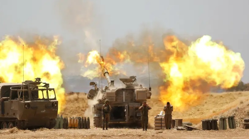 El Cuerpo de Artillería de las FDI (Fuerza de Defensa de Israel) fue visto disparando contra Gaza, cerca de la frontera israelí con Gaza el 12 de mayo de 2021, luego de un pesado bombardeo de cohetes y misiles disparados contra Israel por militantes en Gaza, el 12 de mayo de 2021.