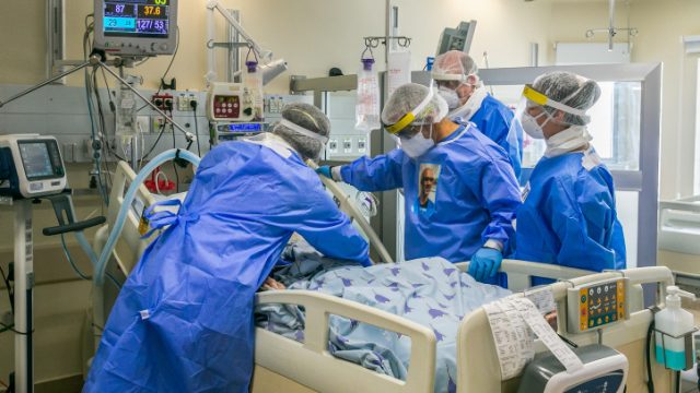 צוות-רפואי-מטפלת-בחולה-במחלקת-הקורונה-באיכילוב-640×360