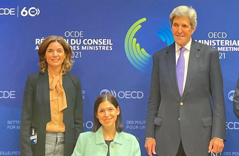La ministra de Protección del Medio Ambiente, Tamar Zandberg, la ministra de Energía, Karin Elharrar, y John Kerry