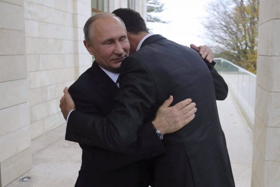 Abrazo entre Vladimir Putin y Bashar al Assad