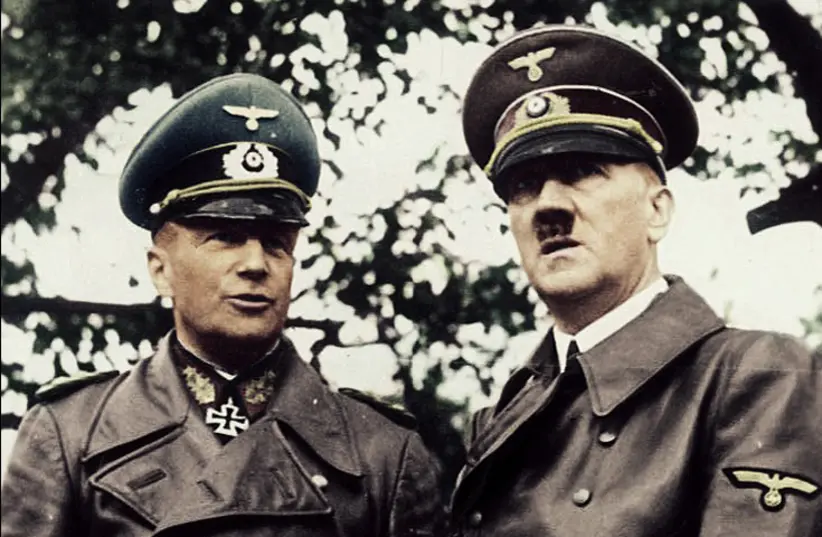 Adolf Hitler (dcha.) con el comandante en jefe del ejército alemán Walther von Brauchitsch, Varsovia, octubre de 1939. (Crédito de la foto: WIKIMEDIA COMMONS/RUFFNECK88)