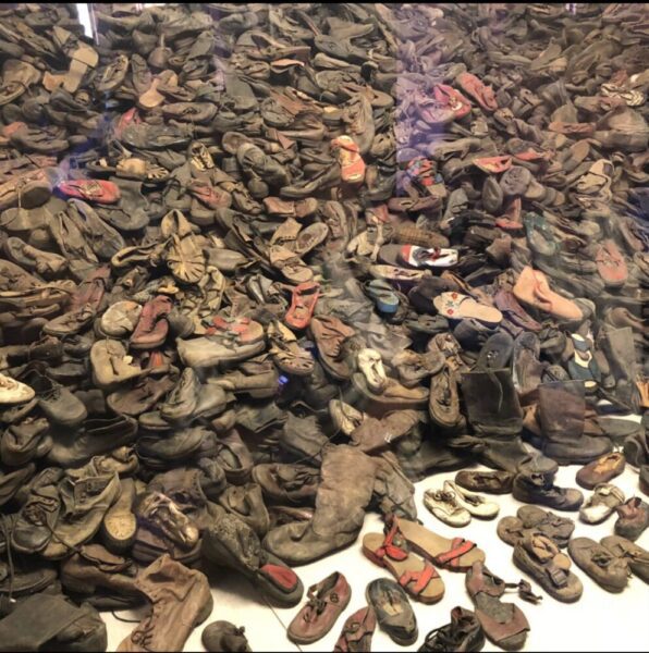 Miles de calzados de los judios llevados a los campos de exterminio