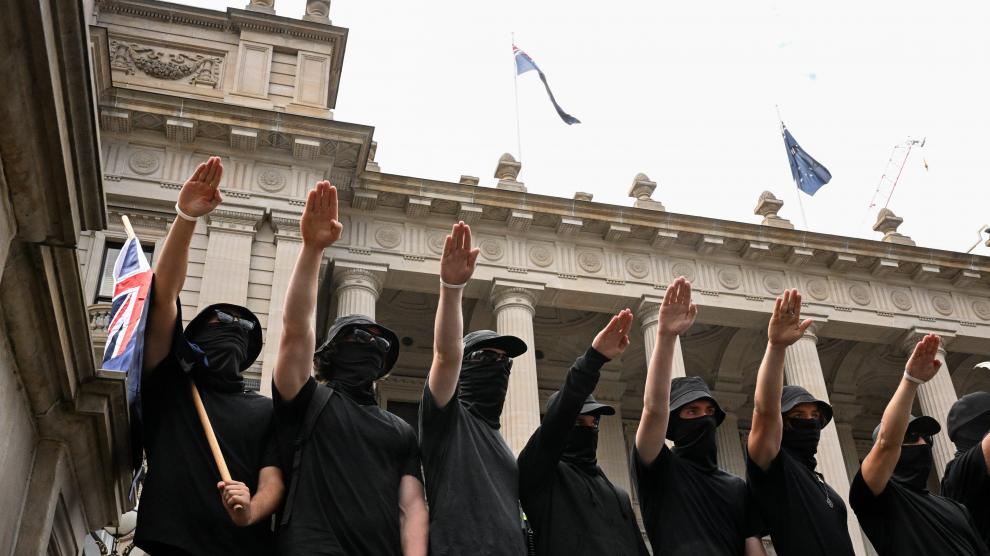 Neonazis haciendo el saludo nazi durante una manifestación a favor de los derechos trans en Melbourne, Australia. JAMES ROSS