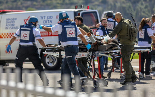 Soldados israelíes heridos llegan al hospital Hadassah Ein Kerem de Jerusalem