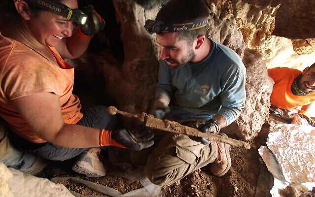 9.-Removing-the-swords-from-the-crevice-where-they-were-hidden.-Photography-Emil-Aladjem-Israel-Antiquities-Authority-640×400 (1)