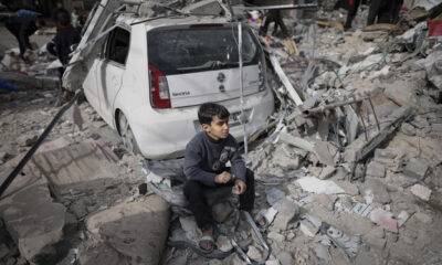 Niño palestino ruinas