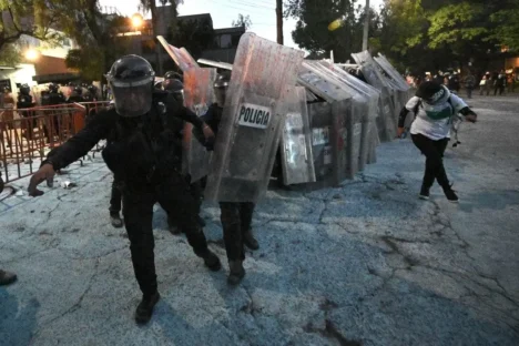 encapuchados-agreden-a-policias-en-embajada-de-israel-en-mexico-4569html-4936b423f69d9e1738cd012cb0d01369jpeg-556html-60b4bfbd-aef3-445d-ba78-2601336e1b29