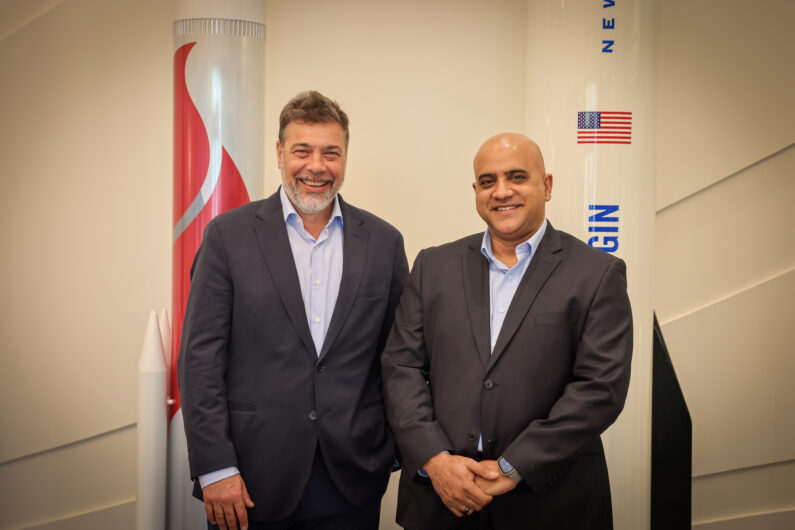 Darío Werthein, presidente de Vrio Corp y Naveen Kachroo líder de operaciones comerciales del Proyecto Kuiper