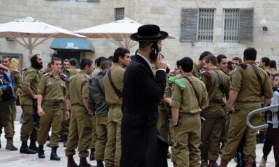 Un-hombre-ultraortodoxo-judia-habla-por-telefono-junto-a-soldados-israelies-en-el-barrio-judio-de-la-Ciudad-Vieja-de-Jerusalen-Foto-Raimund-Andree-via-Pixabay-