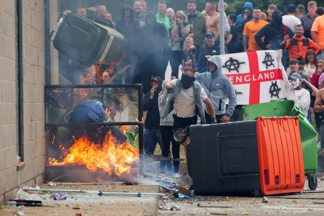 2024-08-04t140329z-531703689-rc2299al5hbg-rtrmadp-3-britain-protests-copy