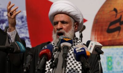 El líder adjunto de Hezbollah en el Líbano, Sheikh Naim Qassem, habla durante una manifestación de apoyo a los palestinos en Gaza, en medio del conflicto en curso entre Israel y el grupo islamista palestino Hamás, en Beirut, Líbano,