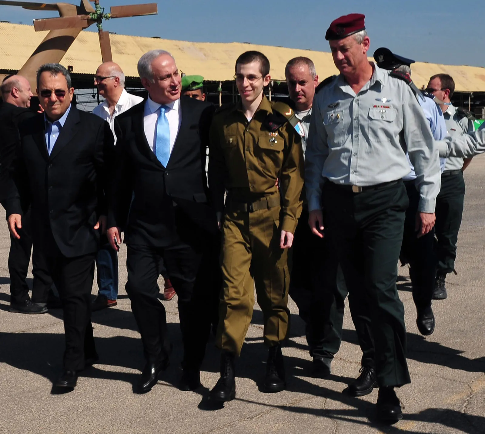 Gilad-Shalit-with-Prime-Minister-of-Israel-Benjamin-Netanyahu-and-Ehud-Barak-Tel-Nof-Airbase-October-11-2011