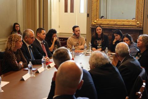 Rehenes Comité Latino