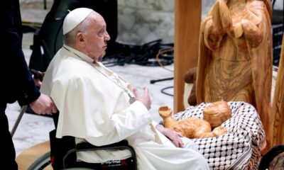 Papa Jesús keffiyeh