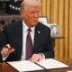 Trump firma decretos