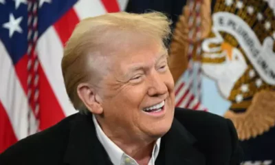Trump Donald ríe