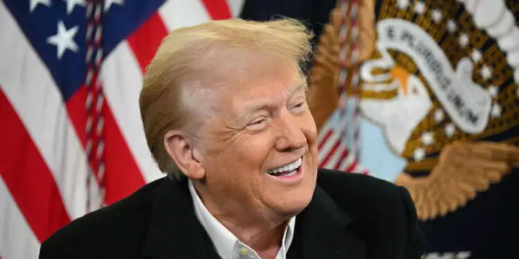 Trump Donald ríe