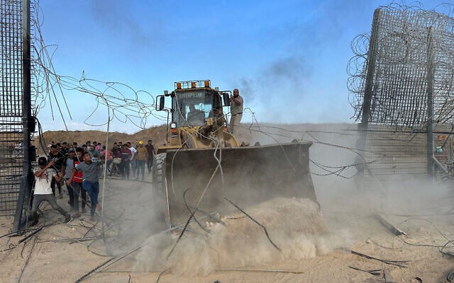 2023-10-07T000000Z_2004704420_RC2JN3A3ZJSW_RTRMADP_3_ISRAEL-PALESTINIANS-640×400