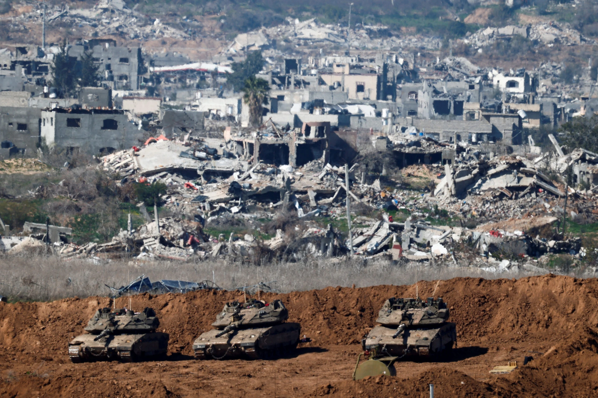 2025-01-22T060434Z_1_LYNXNPEL0L053_RTROPTP_4_ISRAEL-PALESTINIANS-GAZA-CEASEFIRE-BORDER-scaled