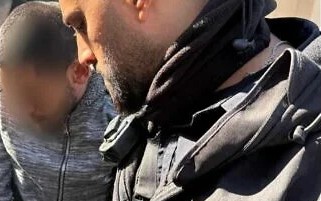 Policía con terrorista Gan Ner