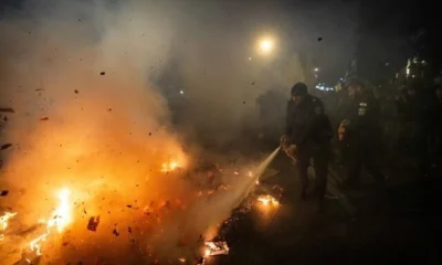 Policías apagan fuego manifestación Jerusalem