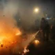 Policías apagan fuego manifestación Jerusalem