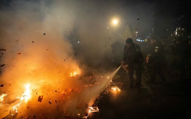 Policías apagan fuego manifestación Jerusalem