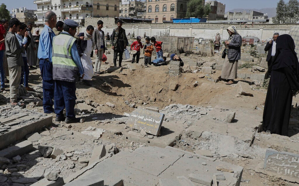 Bombardeo cementerio Saná Yemen