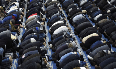 Musulmanes rezan Francia