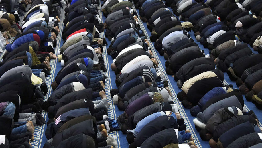 Musulmanes rezan Francia