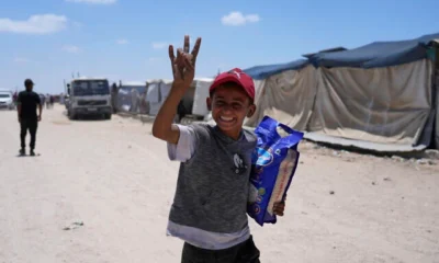 Niño gazatí sonríe con ayuda humanitaria