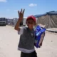 Niño gazatí sonríe con ayuda humanitaria