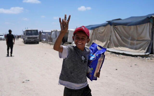Niño gazatí sonríe con ayuda humanitaria