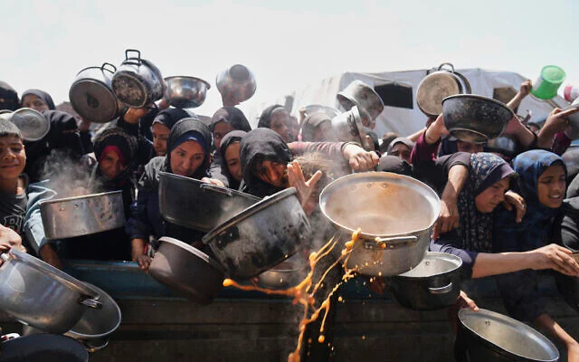 Palestinos buscan comida Khan Younis Gaza