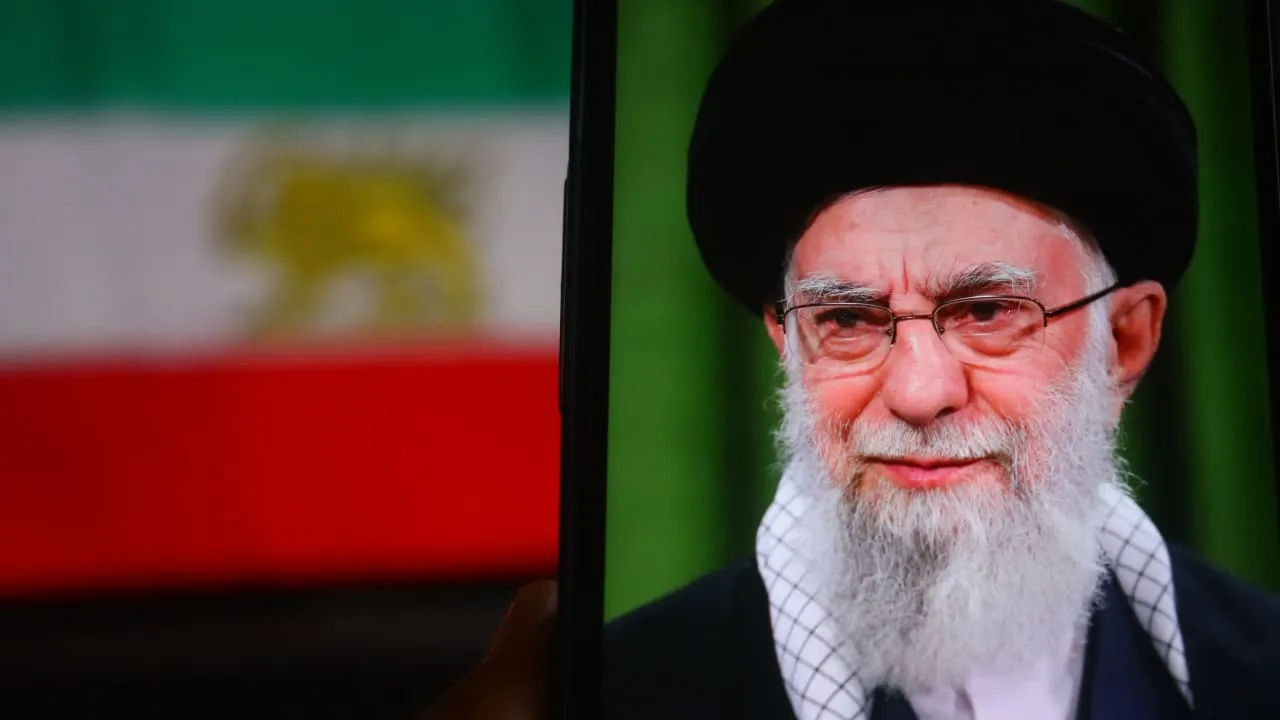 Khamenei exbandera Irán